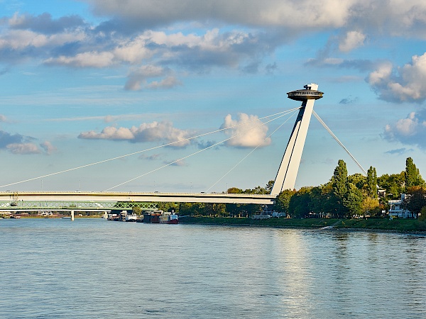 Blick auf den Turm UFO in Bratislava - Donau-Flusskreuzfahrt mit VIVA Cruises