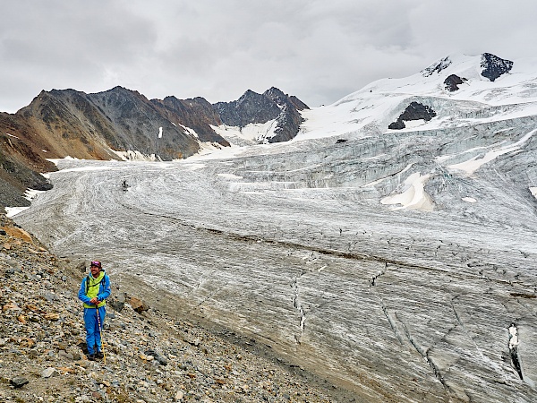 Raphael Eiter vor dem Pitztaler Gletscher
