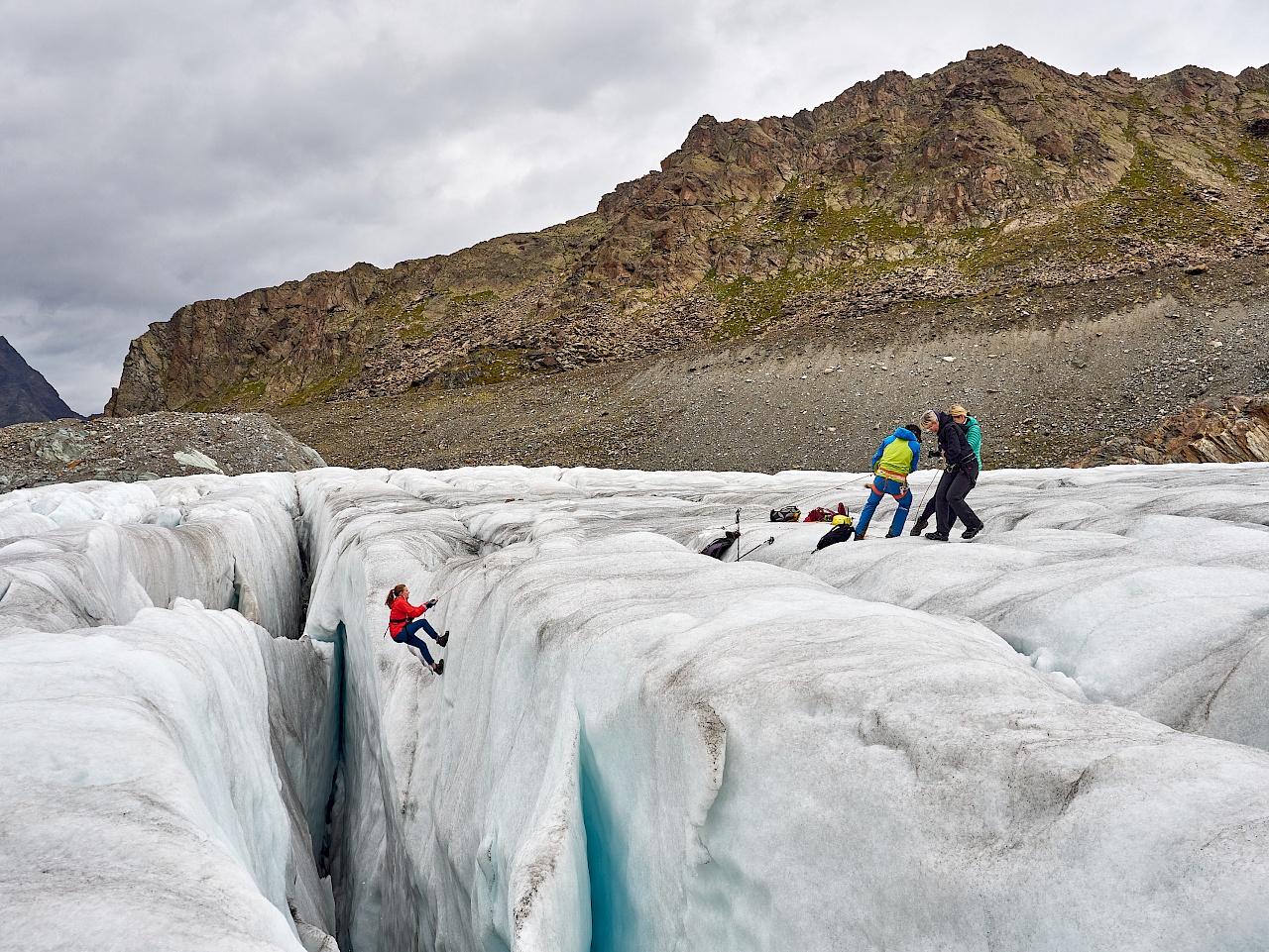 Teamarbeit: Aus einer Gletscherspalte hochgezogen werden