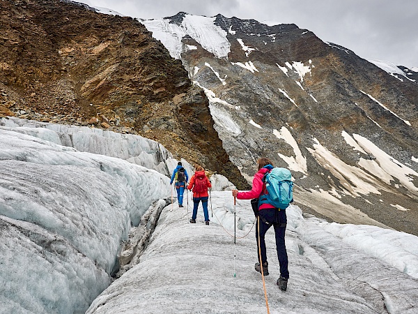 Gehen in Seilschaft auf dem Pitztaler Gletscher