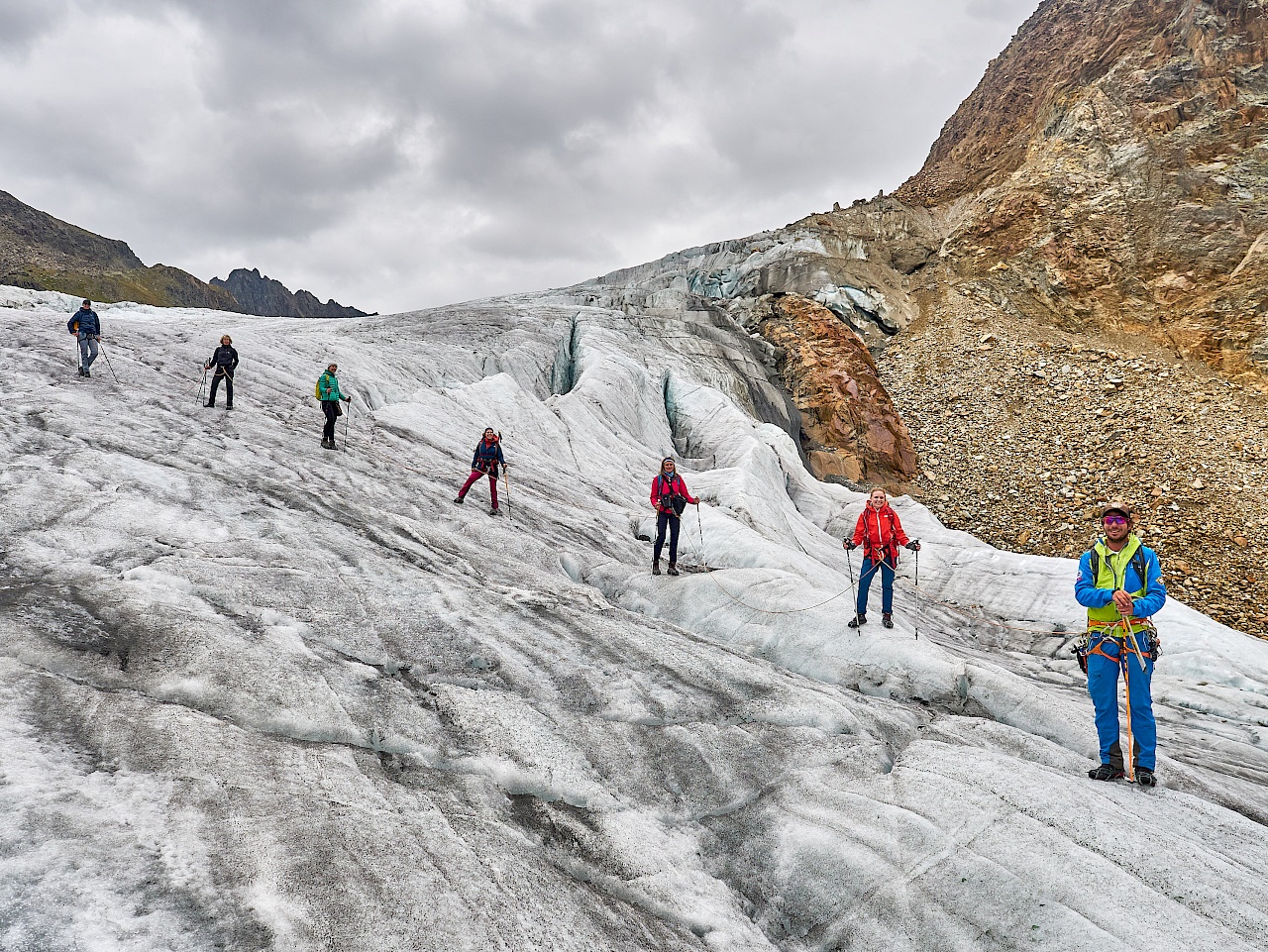 Gehen in Seilschaft auf dem Pitztaler Gletscher