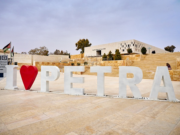 I love Petra-Zeichen vor dem Museum der Felsenstadt Petra in Jordanien