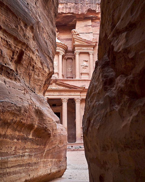 Das Schatzhaus von Petra in Jordanien zeigt sich nach dem Siq (der Schlucht)