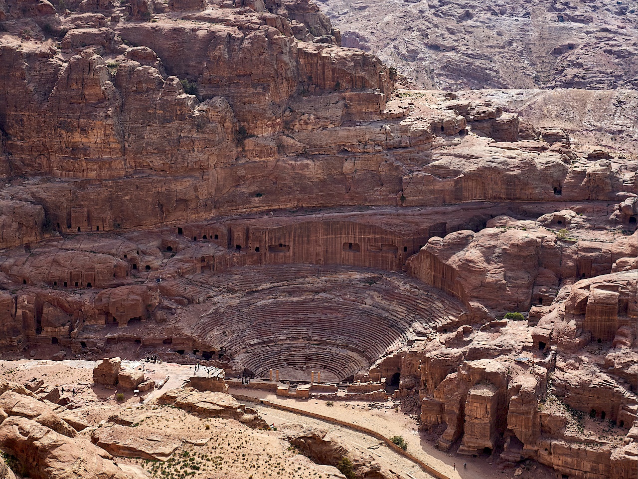 Blick auf das Theater vom Al-Khubta Trail in Petra (Jordanien)