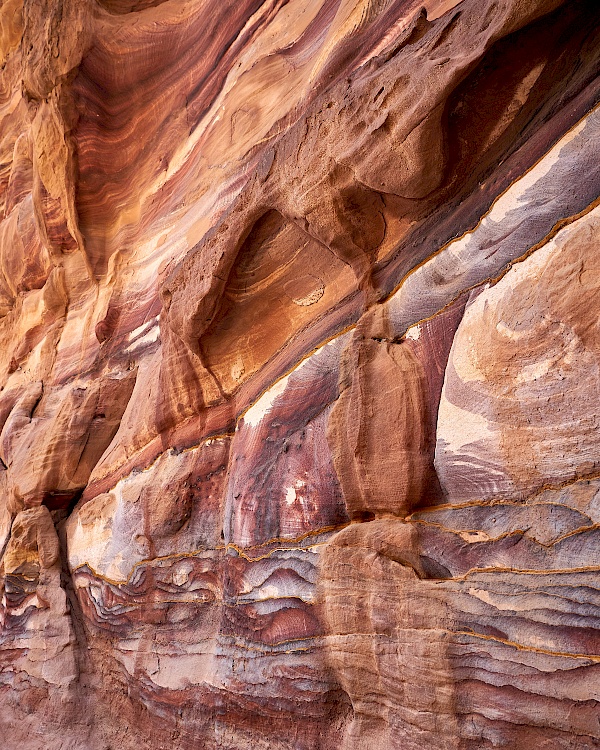 Fantastische Farben und Strukturen der Felsen auf dem Weg zum Kloster in Petra (Jordanien)