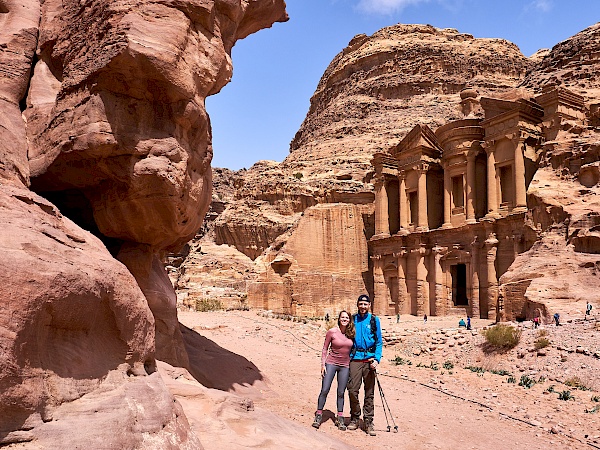 Wir vor dem Kloster in Petra (Jordanien)