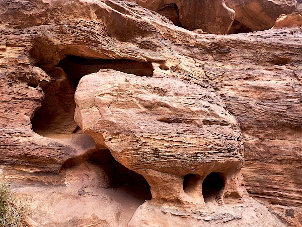 Beeindruckende Felsen auf dem Weg nach Petra (Jordanien)