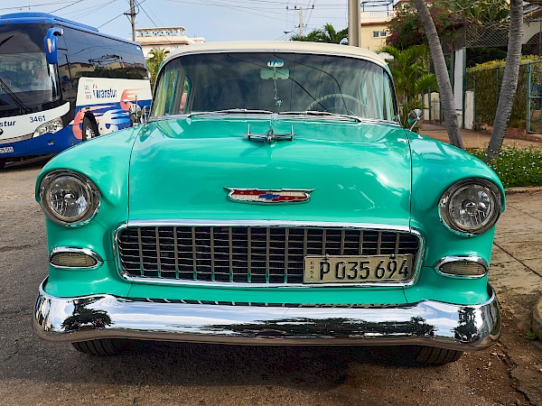 Bunte Oldtimer in Havanna auf Kuba