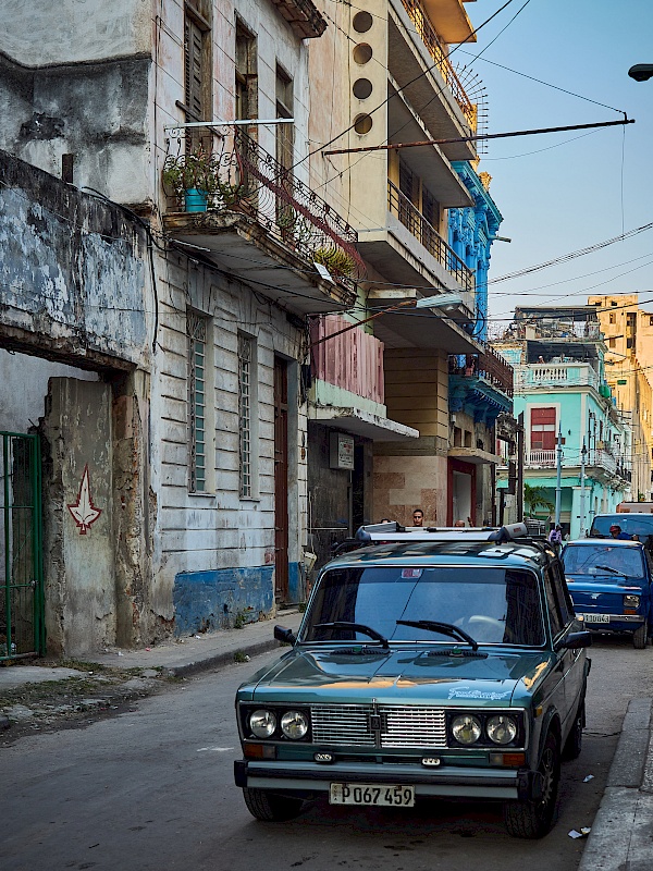 Lada in einer Straße in Havanna