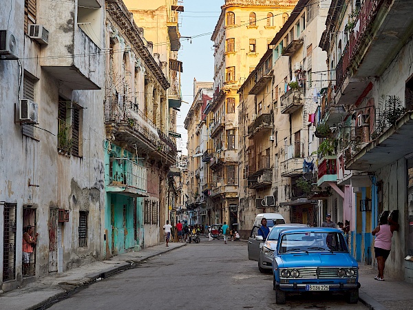 Autos in der Altstadt von Havanna