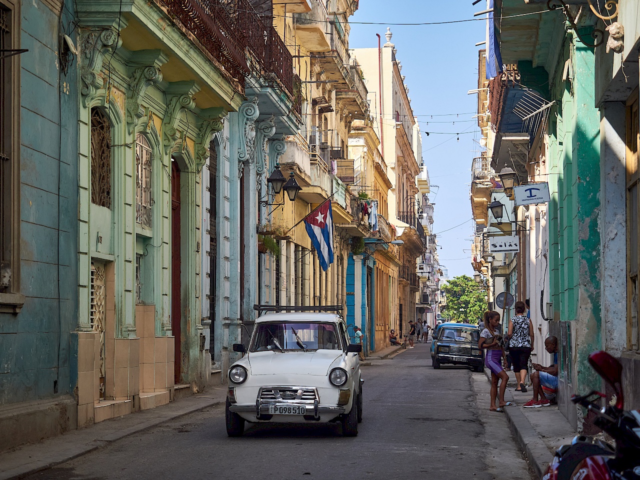 Oldtimer in der Altstadt von Havanna (Kuba)