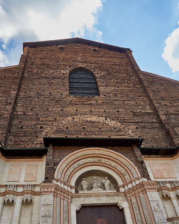 Die Fassade der Basilica di San Petronio in Bologna (Italien)
