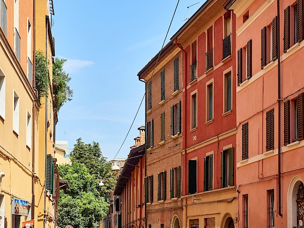 Die roten Hausfassaden in Bologna (Italien)