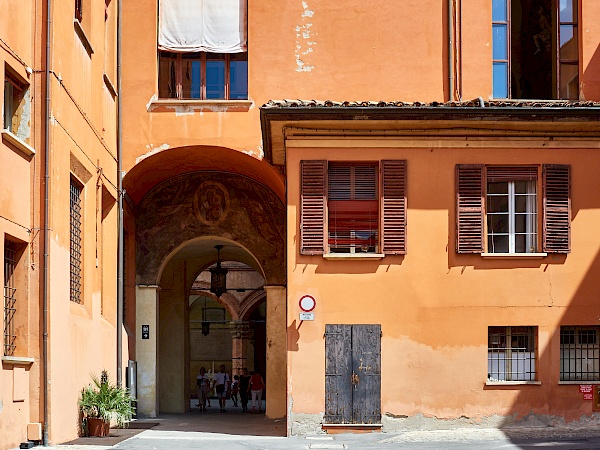 Die roten Hausfassaden in Bologna (Italien)
