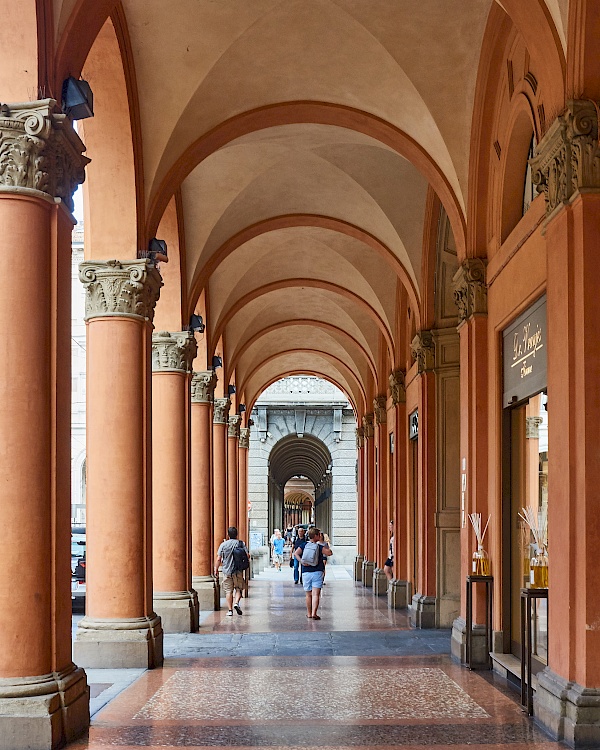 Wunderschöne Arkaden in Bologna (Italien)