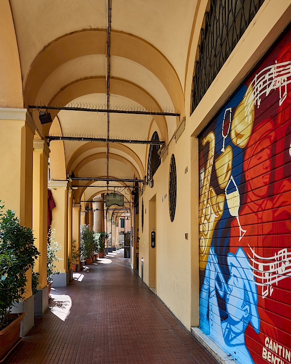 Arkaden mit Street Art in Bologna (Italien)