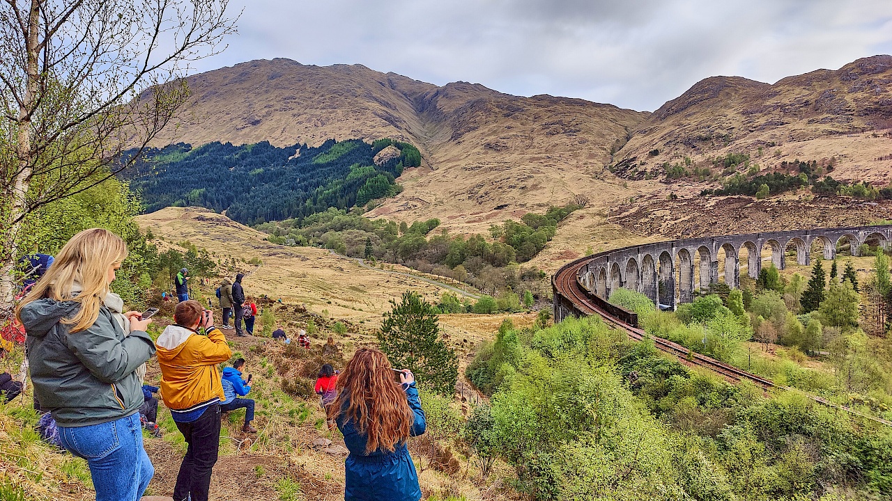 Menschenansammlungen am Aussichtspunkt auf das Glenfinnan-Viadukt in Schottland