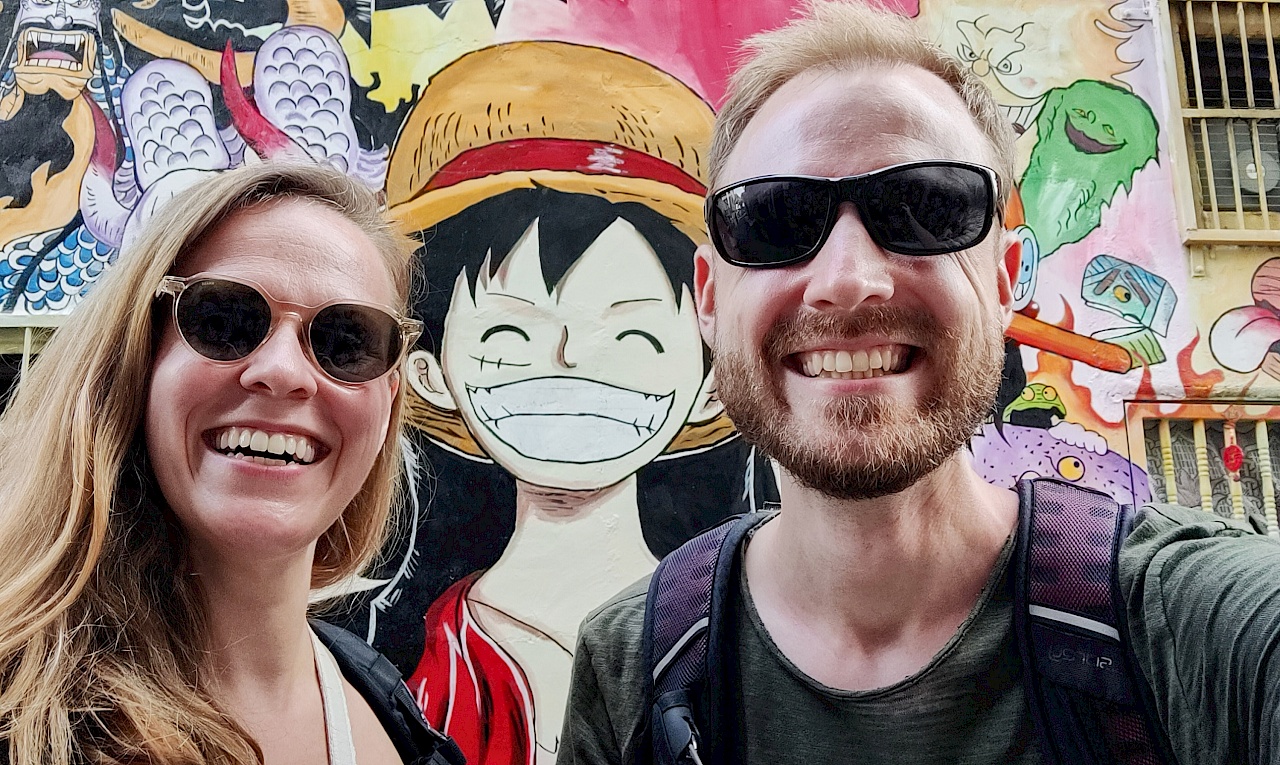 Wir lächeln um die Wette in der Painted Animation Lane in Taichung (Taiwan)