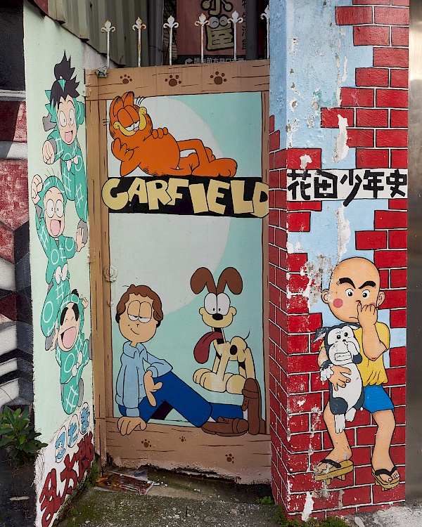 Nintama Rantarō (links) und Garfield (Mitte) in der Painted Animation Lane in Taichung (Taiwan)