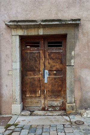 Türen in der Altstadt von Lyon (Frankreich)