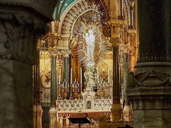 Innenraum der Basilika Notre-Dame de Fourvière in Lyon (Frankreich)