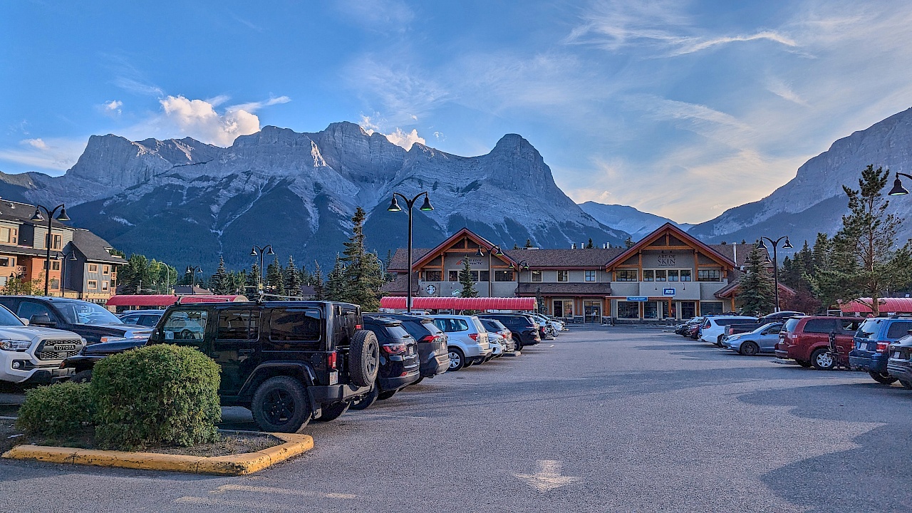 Blick vom Supermarkt in Canmore auf die Bergwelt