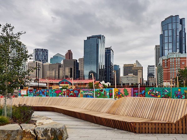 Blick auf Downtown Calgary im Prince's Island Park in Kanada