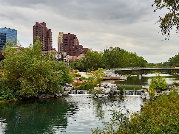 Blick auf Downtown Calgary im Prince's Island Park in Kanada