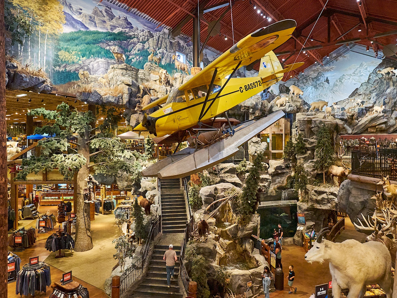 Im Inneren eines Bass Pro Shops in Calgary