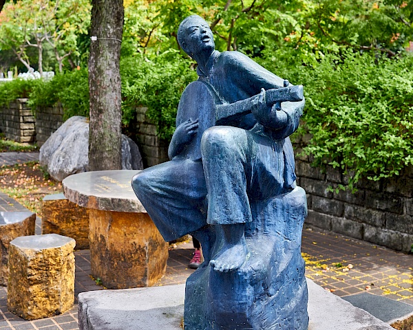 Musikerstatue beim Historischen Bahnhof Xinbeitou (Taiwan)