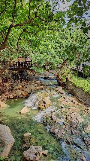 Fluss der aus der heißen Quelle entsteht in Beitou