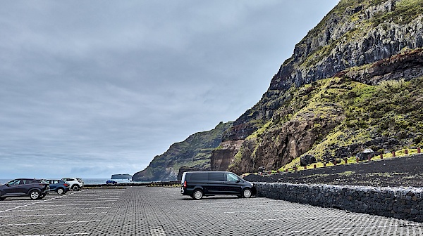 Parkplatz bei der Thermalquelle Ponta da Ferraria auf São Miguel (Azoren)