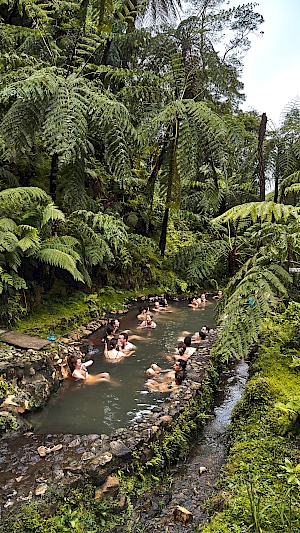 Baden in heißen Quellen im Thermalbad Caldeira Velha auf São Miguel (Azoren)